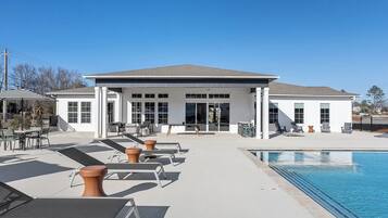 Seasonal outdoor pool, free cabanas, sun loungers