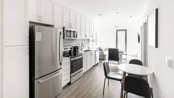 Appartement, 1 chambre | Cuisine privée | Réfrigérateur grande capacité avec congélateur, four à micro-ondes