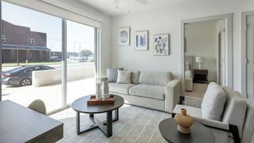 Appartement, 2 chambres | Aire de séjour | Téléviseur