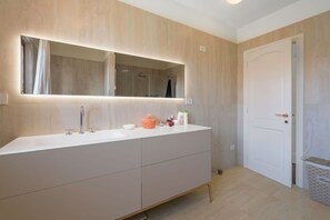 Villa, Hügelblick | Badezimmer | Dusche, Haartrockner, Bidet, Handtücher
