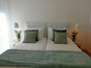 2 habitaciones, tabla de planchar con plancha y cuna de viaje 