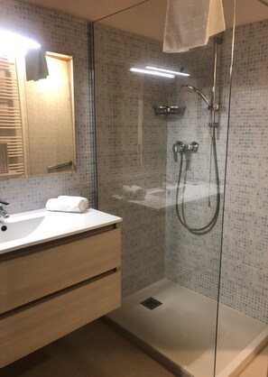 Douche, sèche-cheveux, bidet, serviettes fournies
