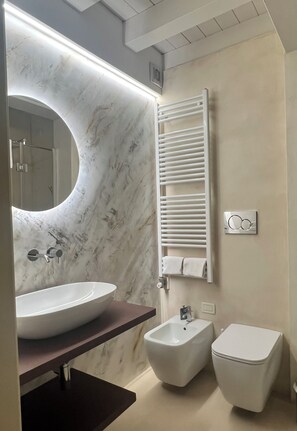 Dusche, Haartrockner, Bidet, Handtücher
