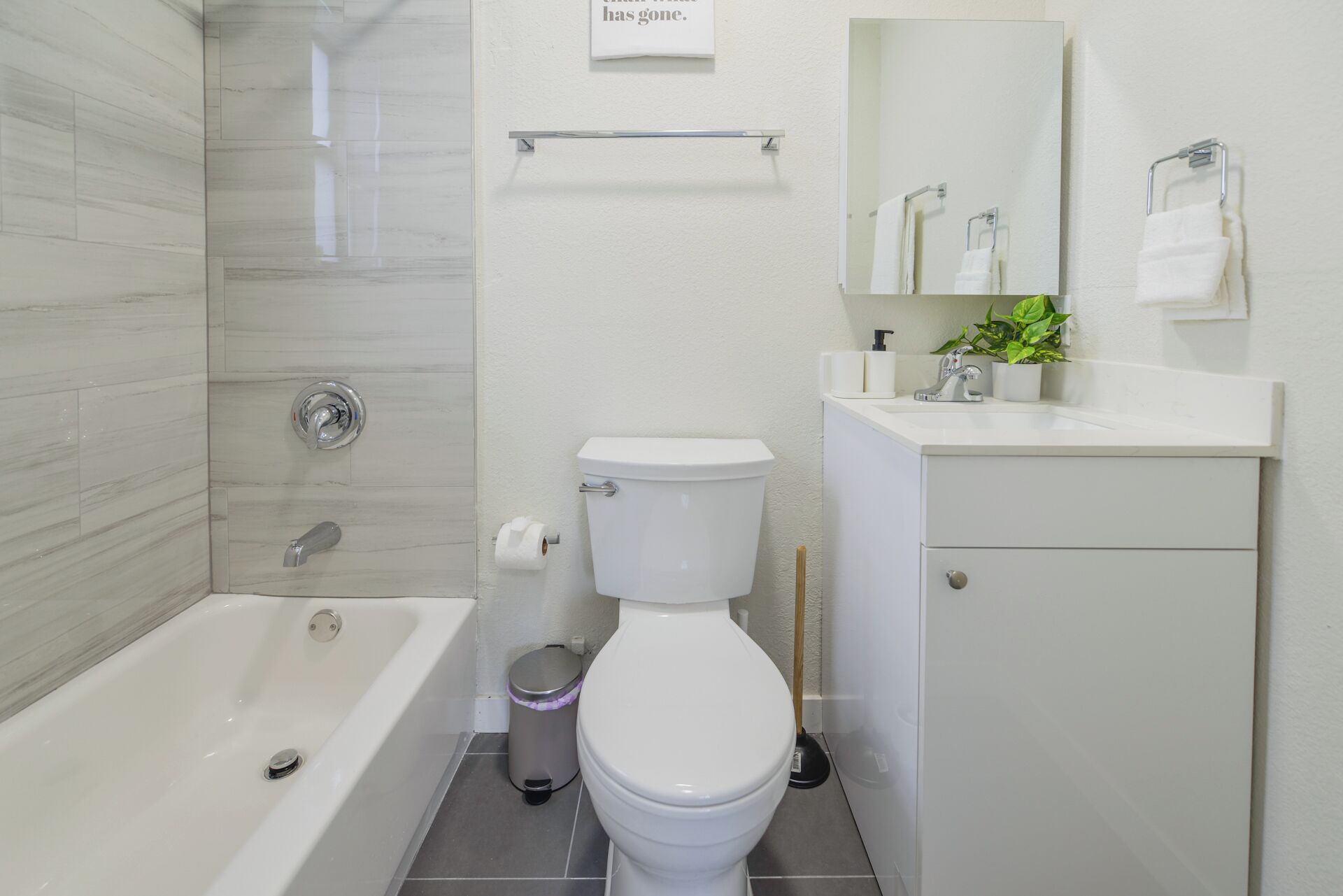 Une salle de bain moderne avec une baignoire, des toilettes et un lavabo.