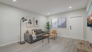 Comfort Apartment, Patio | Ruang tamu | 32 inci sebuah televisyen pintar dengan satelit