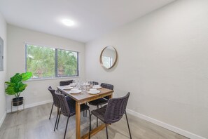 Standard-Apartment, 2 Schlafzimmer, Terrasse | Essbereich im Zimmer