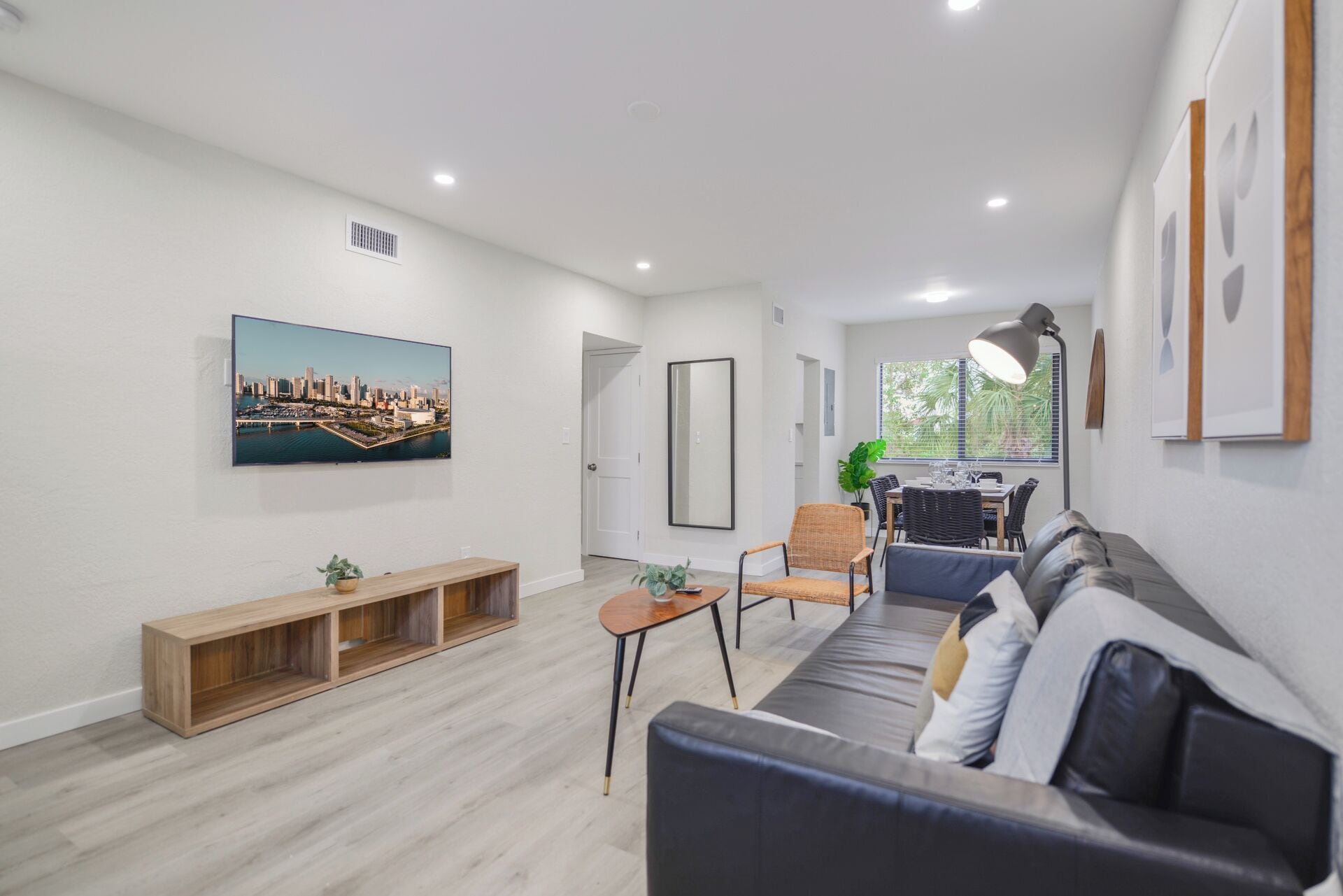 Căn hộ Tiêu chuẩn, 2 phòng ngủ, sân hiên | Khu phòng khách | Smart TV 32-inch có truyền hình vệ tinh 