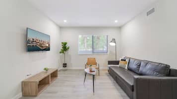 Economy Apartment, Patio | Ruang tamu | 32 inci sebuah televisyen pintar dengan satelit