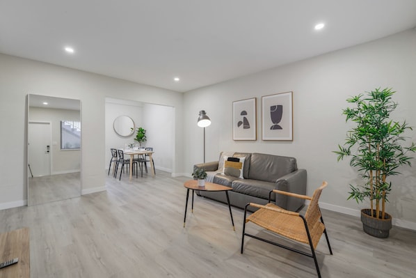 Appartement Confort, patio | Coin séjour