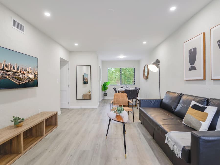 Departamento estándar, 2 habitaciones, patio | Área de sala de estar | Smart TV de 32 pulgadas con canales vía satélite