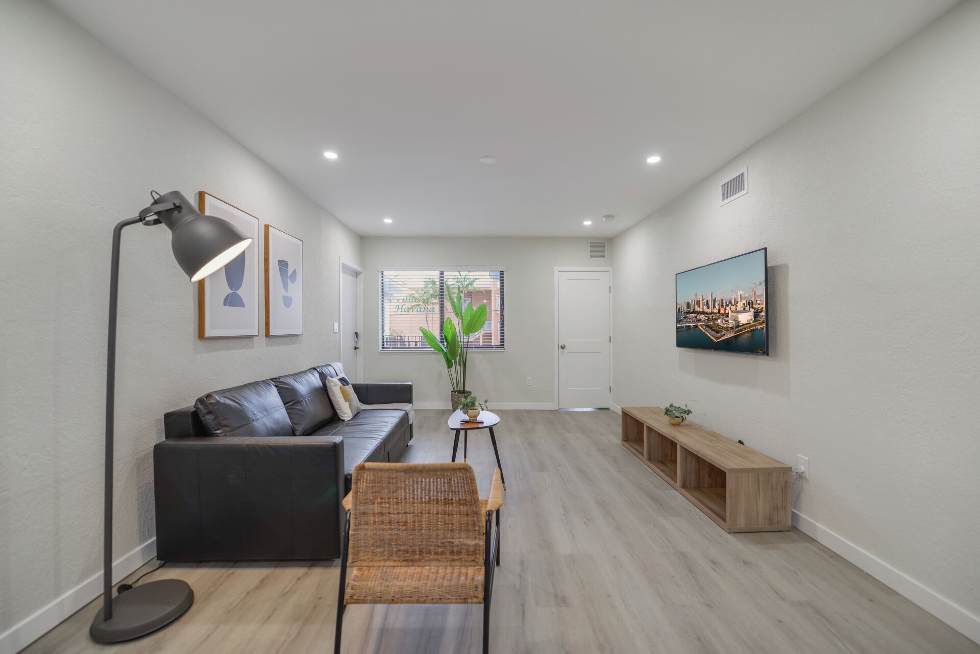 Apartamento estándar, 2 habitaciones, patio | Zona de estar | Smart TV de 32 pulgadas con canales por satélite