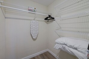 Familienapartment, Terrasse | Schrank