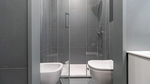 Dusche, kostenlose Toilettenartikel, Haartrockner, Bidet