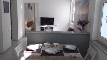 Căn hộ (One Bedroom Apartment with Shared Ter) | Phòng ăn