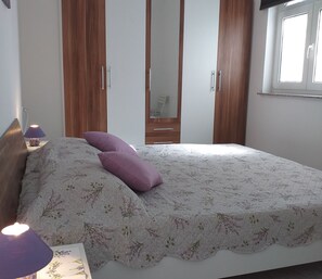 Lejlighed (One Bedroom Apartment with Shared Ter) | 4 soveværelser, baby-/barnesenge (tillægsgebyr), gratis Wi-Fi