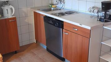 Appartement (Three Bedroom Apartment with Shared T) | Coin cuisine privé | Réfrigérateur