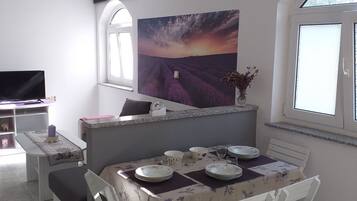 Apartment (One Bedroom Apartment with Shared Ter) | Esszimmer