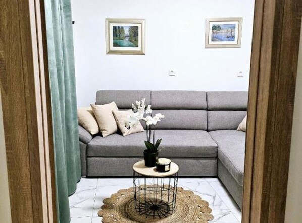 Villa (Three Bedroom Villa with Private Pool) | Wohnzimmer | 32-Zoll-Flachbildfernseher mit Digitalempfang