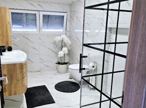 ヴィラ (Three Bedroom Villa with Private Pool) | バスルーム | シャワー、タオル