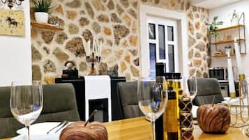 Villa (Three Bedroom Villa with Private Pool) | Esszimmer