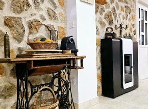 Villa (Three Bedroom Villa with Private Pool) | Wohnzimmer | 32-Zoll-Flachbildfernseher mit Digitalempfang