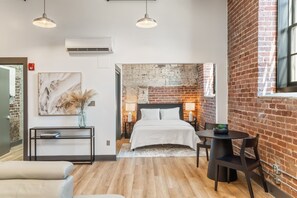 1 bedroom, iron/ironing board, WiFi, bed sheets - White Lily Luxe Loft nestled within the heart of Knoxville's Old City. (Knoxville)