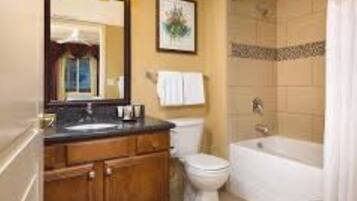 Séchoir à cheveux, serviettes fournies, savon, shampooing