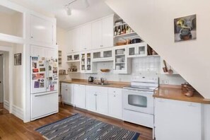 Fridge, oven, stovetop, coffee/tea maker - The Miners Union: Hip & Historic (Telluride)