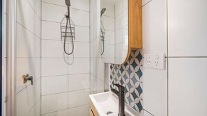 Shower - 1/11 Roslin Street Moffat Beach QLD (Moffat Beach)
