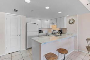 Frigorífico, microondas, horno y placa de cocina