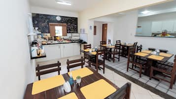 Café da manhã com buffet grátis todos os dias