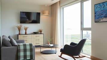 Deluxe Room, 1 King Bed | In-room safe, laptop workspace, blackout drapes, iron/ironing board