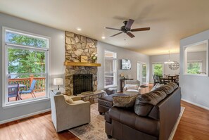 Smart-TV, Kamin, Tischtennisplatte