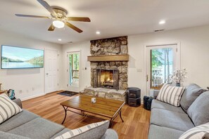 Smart TV, fireplace, table tennis - Luxurious Water Front Home, Main Lake View (Bracey)
