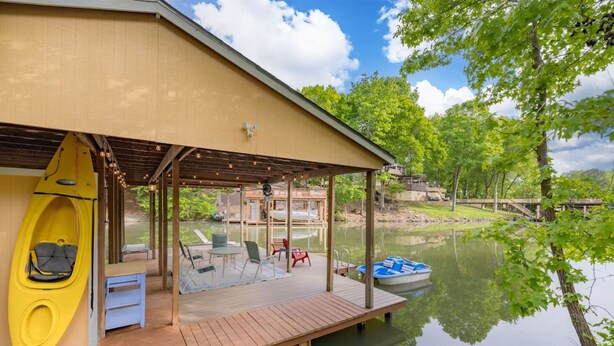 Property grounds - Luxurious Water Front Home, Main Lake View (Bracey)