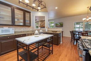Fridge, microwave, oven, stovetop - Luxurious Water Front Home, Main Lake View (Bracey)
