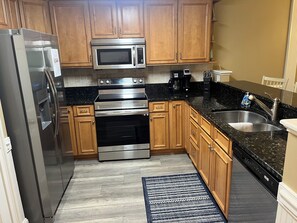 Kjøleskap, mikrobølgeovn, ovn og kokeplater