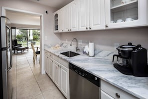 Fridge, microwave, oven, stovetop - South Bay 16 Destin (Destin)