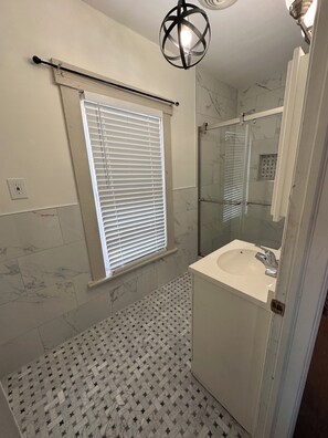 Een douche, een haardroger, handdoeken, zeep