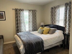 5 bedrooms, iron/ironing board, WiFi, bed sheets