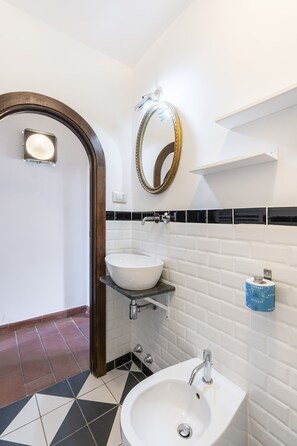 Douche, sĂšche-cheveux, bidet, serviettes fournies