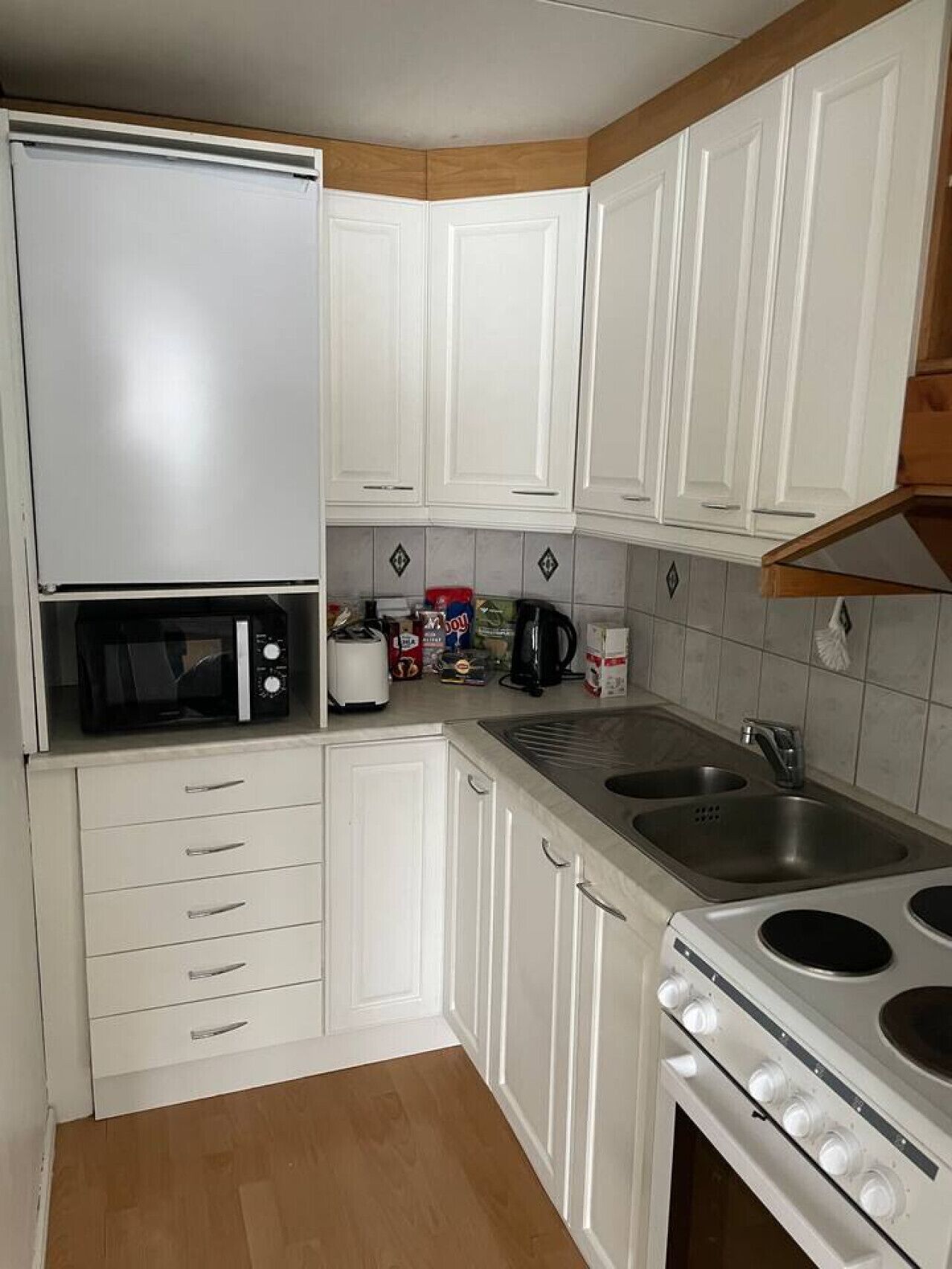 Een koelkast, een microgolfoven, een oven, een kookplaat