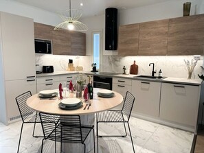 Jääkaappi, mikroaaltouuni, uuni, liesi