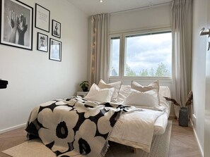 2 makuuhuonetta, silitysrauta/-lauta, ilmainen Wi-Fi, vuodevaatteet