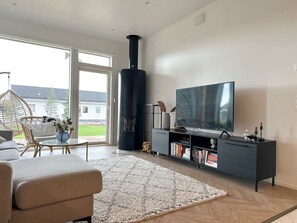 Smart-TV, Kamin, Stereoanlage