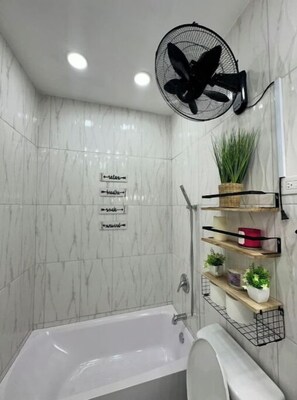 Secador de cabelo, toalhas de banho, sabonete, papel higiênico