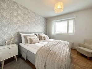 Tabla de planchar con plancha, wifi gratis y ropa de cama 