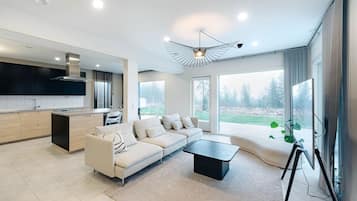 Smart TV, fireplace, stereo