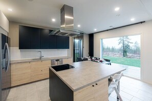 ثلاجة، ميكروويف، فرن، موقد طهي مسطح