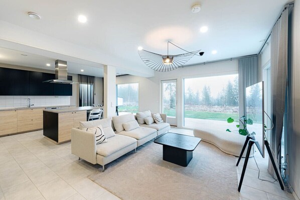 تلفزيون ذكي، مدفأة، ستيريو